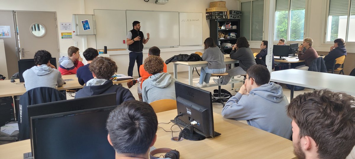 FredB24LML's tweet photo. Merci à Mickael pour la présentation de son entreprise #planet basée à San Francisco. Son travail ? Concevoir des satellites à des fins d'observation. Un discours passionnant à destination des élèves de #sciencesdelingenieur 
#villeneuvesurlot
#lyceelotetbastides
#NASA https://t.co/8htGbtayx5