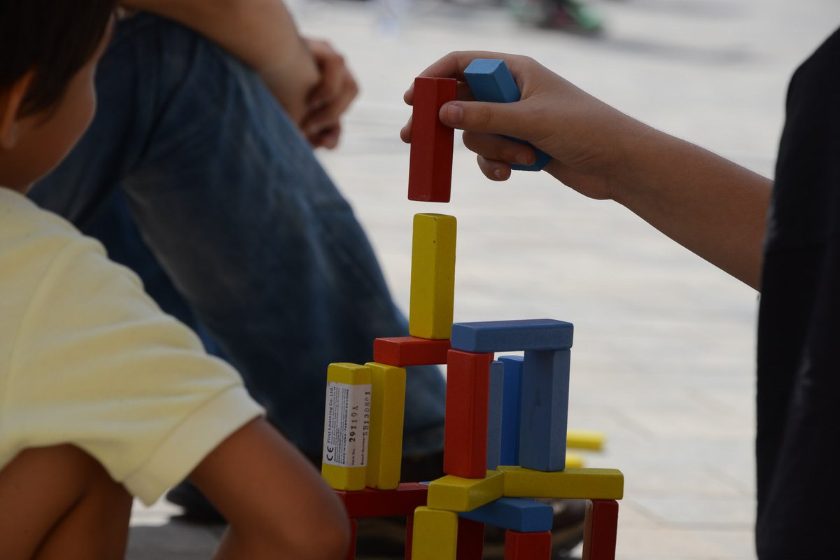 🎲 Aquesta tarda, Juguem i respectem! 📍 Vine a les places Onze de Setembre i dels Nens a gaudir de jocs de taula, jocs de moviment i d’habilitat, activitats de construcció i propostes per treballar la psicomotricitat. ➡️ rubi.cat/ca/actualitat/… #rubicity