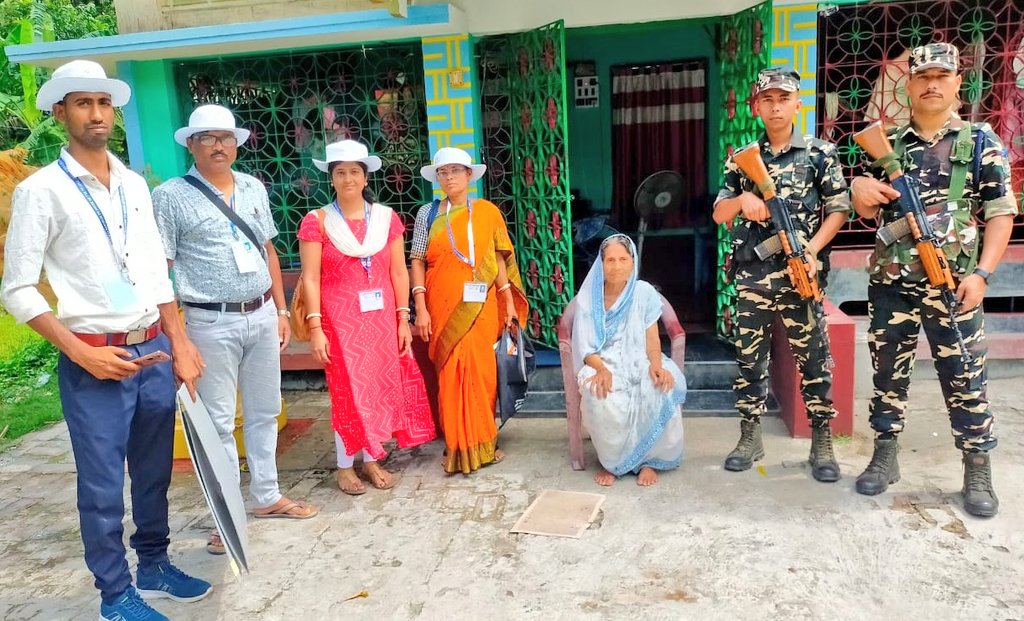 To make the #Election2024 inclusive & participative, #SSB personnel with electoral staff are actively facilitating home voting for AVSC and AVPD electors in West Bengal. 

@HMOIndia 
@PIBHomeAffairs 
@ECISVEEP @ANI 
@DDNewslive 
#LokSabhaElection2024 
#ChunavKaParv
#DeshKaParv