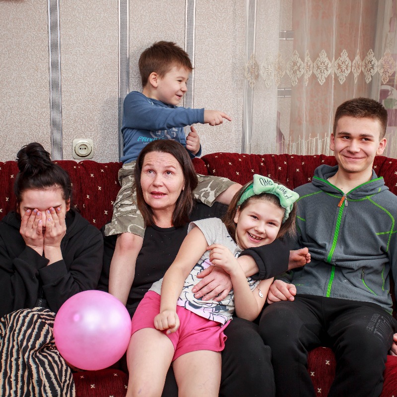 The war has changed the lives of Ukrainian families, leaving many in dire financial straits🫂. But thanks to the @UNICEF_UA's program, funded by the European Union, more than 280,000 🇺🇦 families received cash support to cover their most urgent needs 👉 bit.ly/4btCkMq