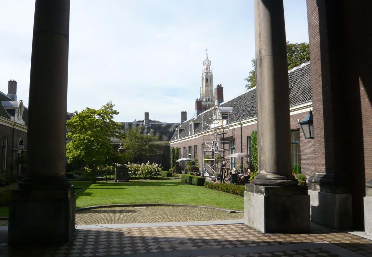 The 'Teylers Hofje' is a historic courtyard in #Haarlem (Noord-Holland), founded in 1787 by Pieter Teyler van der Hulst. It consists of 24 houses surrounding a garden, designed by architect Leendert Viervant. The gate building features a neoclassical façade with Doric columns.