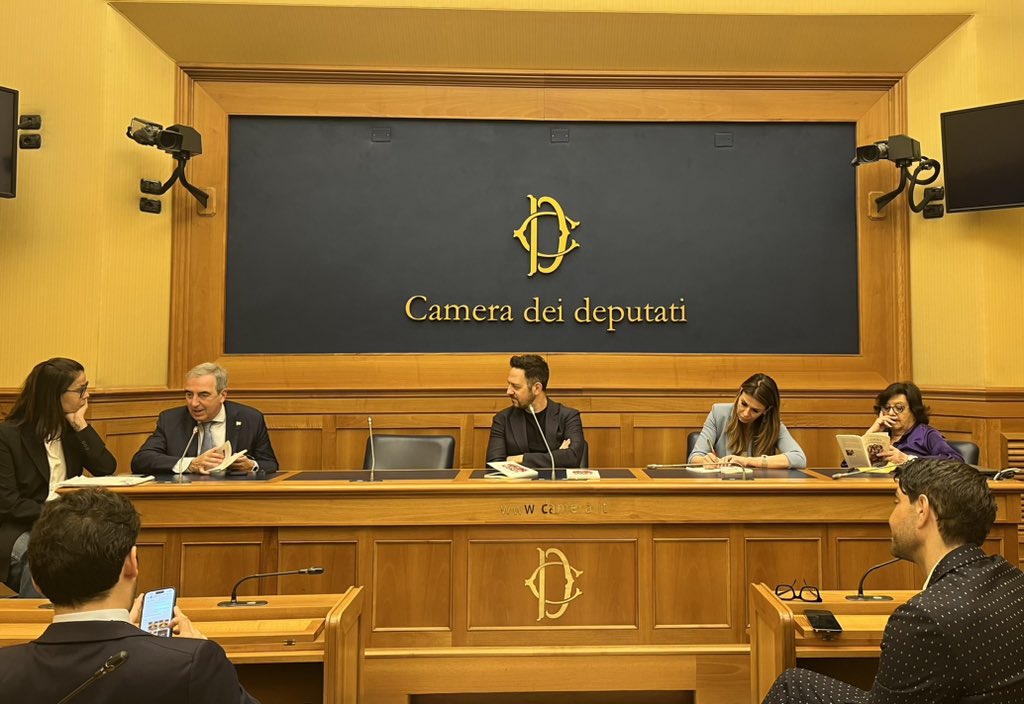 Ora alla Camera dei Deputati per la conferenza stampa di presentazione del libro “La cucina è il teatro della vita” di Vittorio Vaccaro. Con @MarroccoPatty, @mati_siracusano e Simonetta Matone.