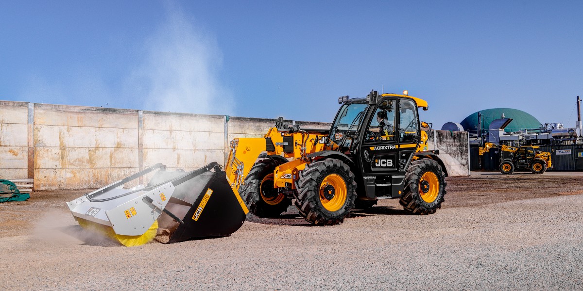 Sweeping away your problems. The #JCB 536-95 AGRIXTRA Loadall making light work of sweeping the yard. Discover more: brnw.ch/21wJPzk.