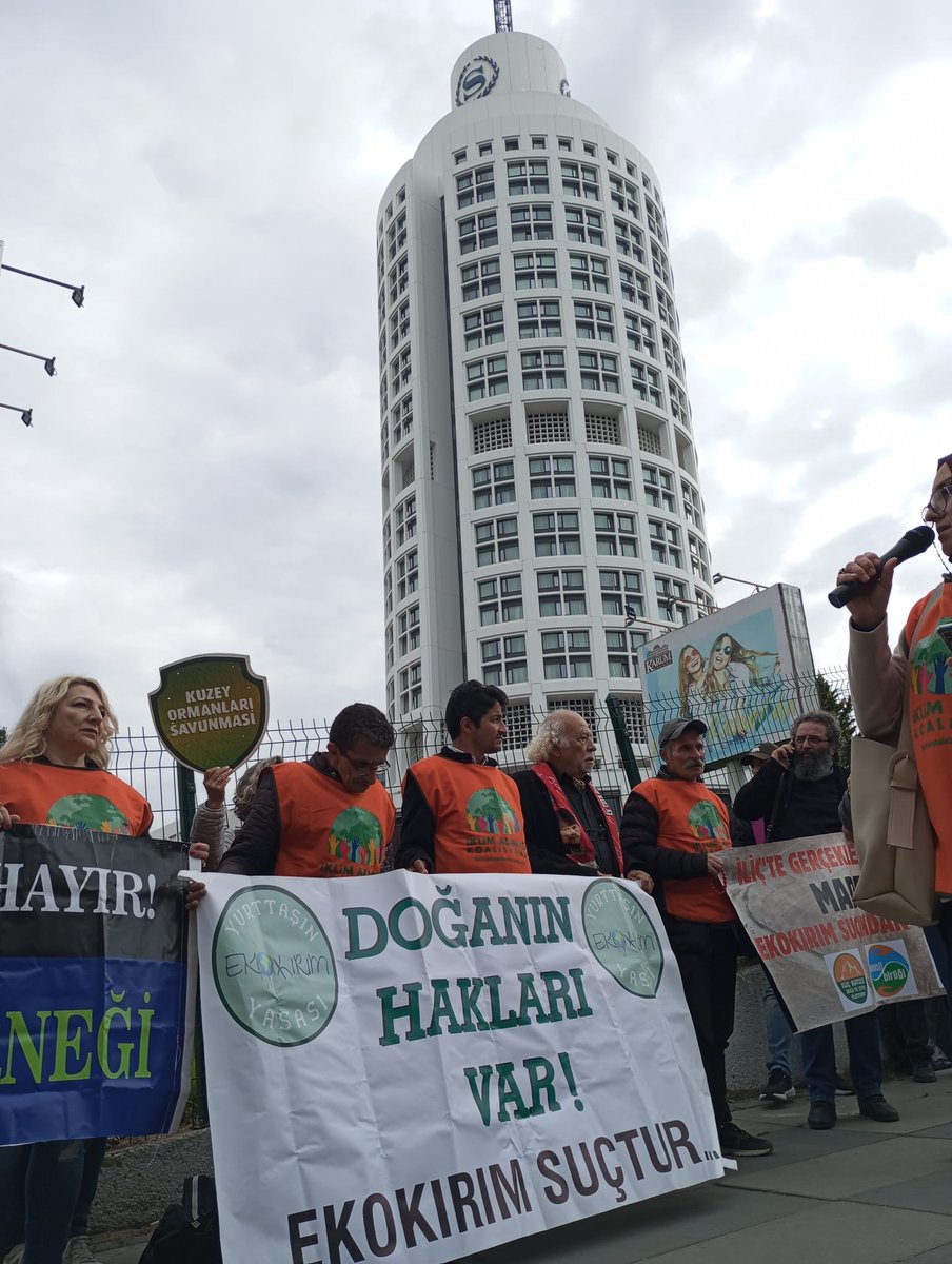 Ülke doğası benzersiz ve tarihsel bir maden yağması altında yok edilirken 'Sorumlu Altın Madenciliği Konferansı' yapanlar bilsinler ki İliç katliamı başta bu doğa yıkımını unutturmayacak, asla boyun eğmeyeceğiz. @iklimadaleti_k Ankara’da doğa kırım suçlarına karşı buluştu.