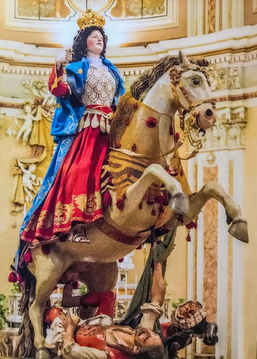 A Scicli in Sicilia l'ultimo sabato di maggio si celebra la Madonna delle Milizie. Il mito dice che nel 1091 è scesa in campo con i siciliani e ha sconfitto i saraceni.
È una Madonna a mano armata, a cavallo, senza velo, patrona di Scicli.
E icona del girl power da un millennio.