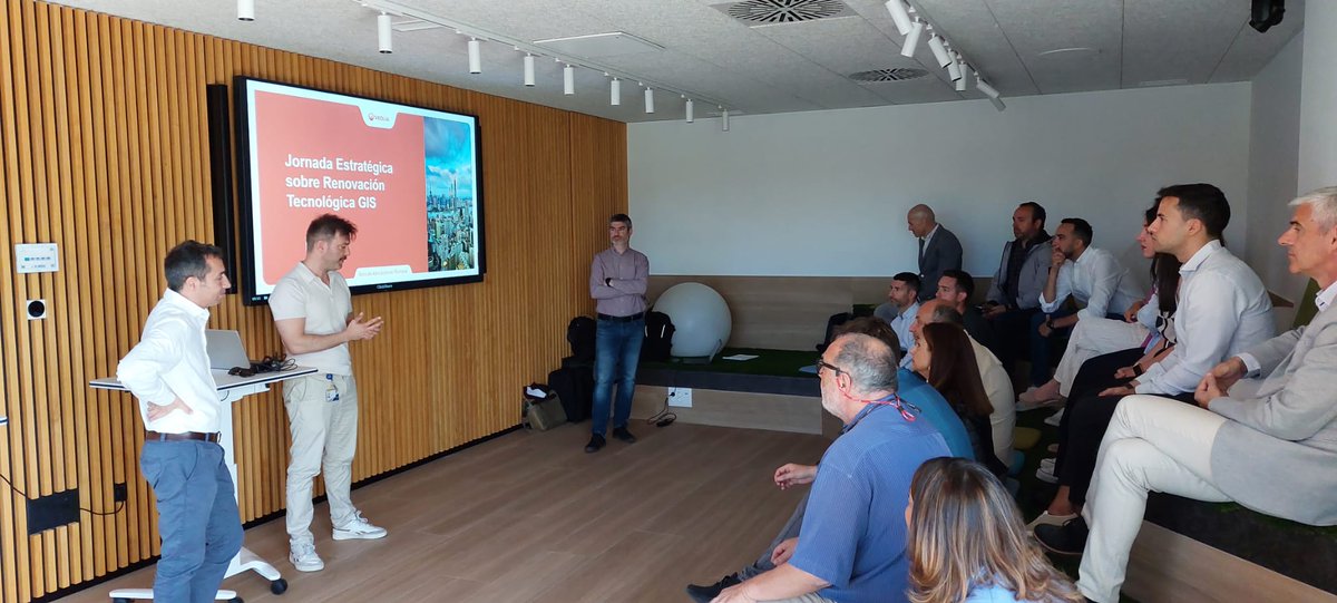El centro @Dinapsis #Granada ha acogido para la DT Andalucía la Jornada Estratégica sobre Renovación de Tecnología #GIS, organizada por <a href="/Veolia/">Veolia</a> a la que han asistido compañeros expertos de toda Andalucía con el objetivo de mejorar y contribuir a una gestión más eficiente del agua