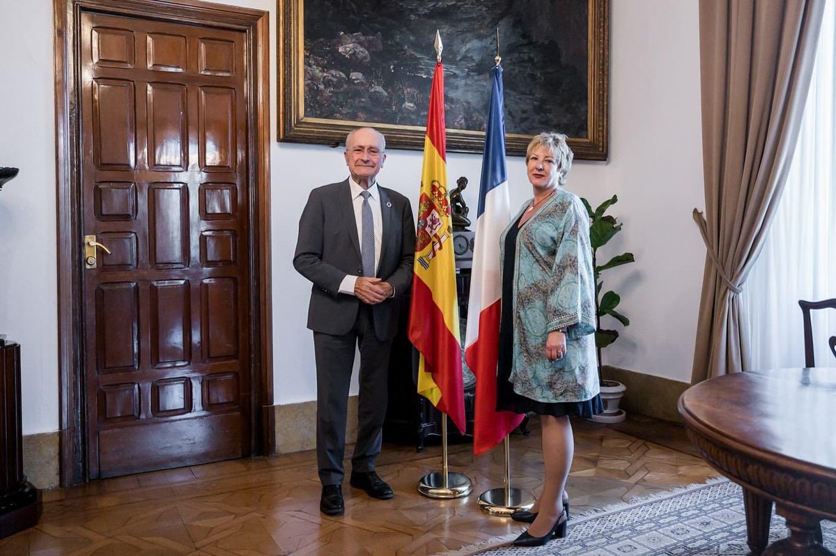 En la tarde de ayer el alcalde, Paco de la Torre, junto a la concejala de Acción Exterior, Mar Torres, ha recibido en el Ayuntamiento a la cónsul general de Francia, Marie-Christine Lang.