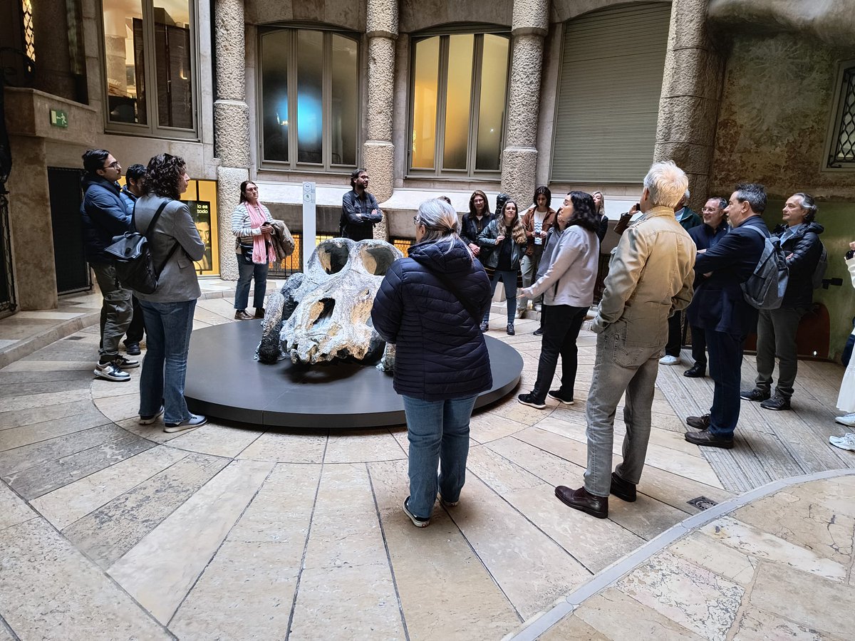 Per una estona, el #comerçdeproximitat de #Barcelona s'ha traslladat a principis del segle XX, directe al cor del #modernisme.
Mil gràcies als nostres amfitrions de <a href="/FCLP_Fundacio/">Fundació Catalunya La Pedrera</a> per la fantàstica visita a <a href="/LaPedrera_BCN/">La Pedrera-Casa Milà</a> 😍