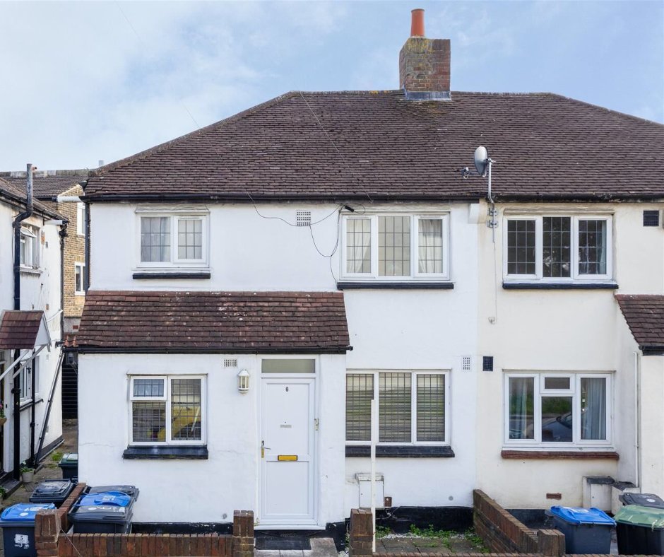 Homecastle_'s tweet photo. FOR SALE ~ Located on Dickenson's Lane in a charming cul-de-sac, this delightful two-bedroom first-floor purpose-built maisonette is a gem waiting to be discovered π‘ π
#southnorwood #homecastle #homecastleestateagents #crystalpalace #croydon #shirley #beckenham https://t.co/9uK6KSLxm3