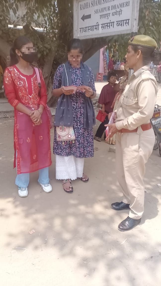 पुलिस अधीक्षक, बिजनौर के निर्देशन में #मिशन_शक्ति_अभियान के अन्तर्गत थाना अफजलगढ,धामपुर व थाना शिवाला कलां पुलिस द्वारा अपने-अपने थाना क्षेत्रान्तर्गत नारी स्वावलंबन व सशक्तिकरण के लिये महिलाओं/छात्राओं को जागरुक किया गया।        
#MissionShakti 
#NariShakti 
#UPPolice