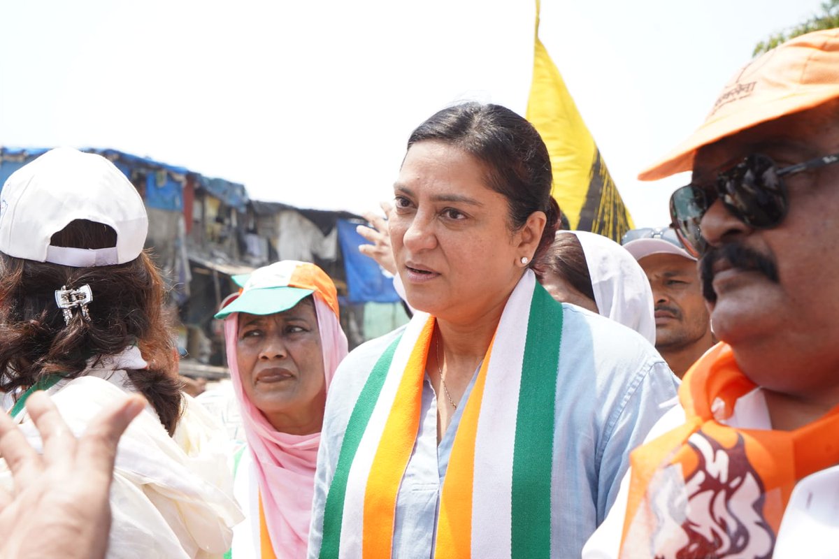 Sisters in Arms!! Priya Dutt ji has been a 'rock solid' support throughout this campaign and always. I thank her for all the support, encouragement and guidance. Together, we will win. 📍Jansamwad Padyatra, Bandra (West) #AapliTaiVarshaTai #MumbaiChiTaiVarshaTai