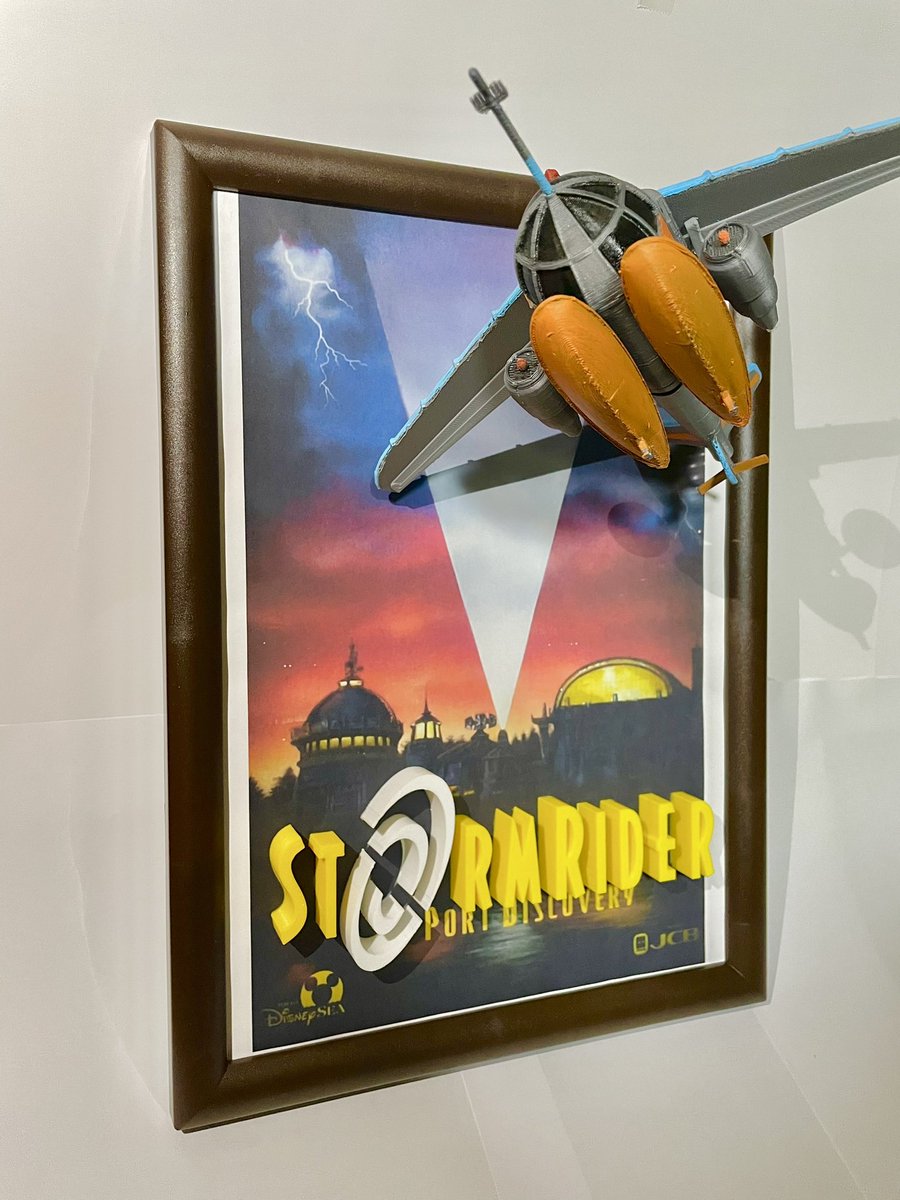 attsuku_park's tweet photo. 8年前の今日（5/16）は、ストームライダーがクローズした日なので、3Dプリンターで当時のポスターを再現しました！

#ストームライダー
#ディズニーシー
#tdl
#tds
#tdr_now https://t.co/iyuBjcvrpR