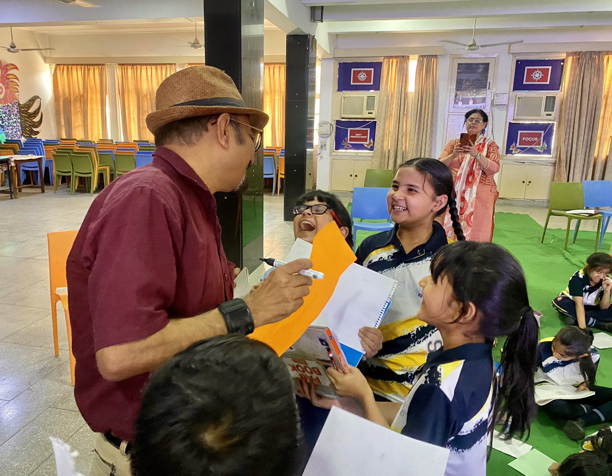An exciting #caricature workshop on “Make Your Own Caricature” with Master Artist Karan Singh was organized by the National Centre for Children’s Literature (NCCL) @nbt_india today for the young artists of classes 4 and 5 at Mahavir Senior Model School, Delhi @MSMSDelhi. The