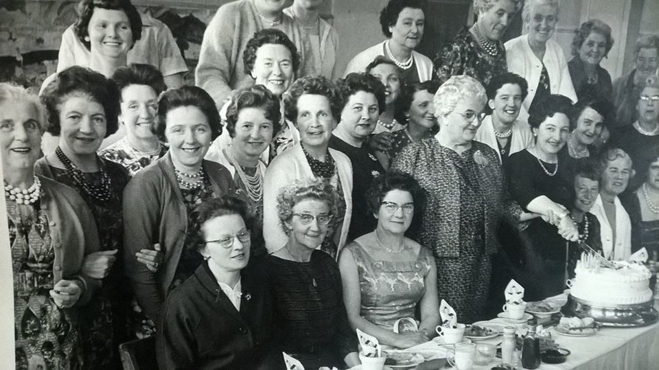 Thanks to Stuart Laidlaw for this fab picture of the women of the St Nicholas Church @WomensInstitute in the 1950s. Can you help us record the history of #Edinburgh by sharing your picture memories on our community archive? edinburghcollected.org/picture_memori… #Sighthill #ThrowbackThursday