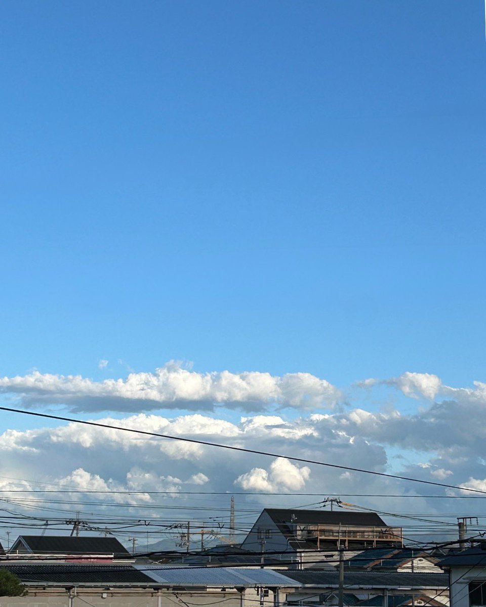一日中、風が強かった南大阪…
ふと、空を見ると、綺麗な青空が広がってて、気持ちいい✨
思わず、写真を撮りたくなり、スマホ📱で撮影♪
皆さま、素敵な夜をお過ごしください🌈