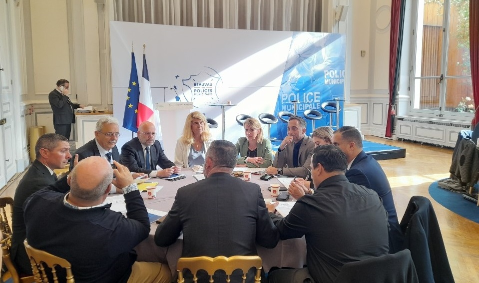 👮‍♀️👮Beauvau des polices municipales : 2nde session de travail @France_urbaine a fait valoir : ☑️son approche des missions opérationnelles de l'attractivité des métiers, ☑️une police de proximité, ☑️l'expérimentation de nouvelles missions au cas par cas. 🔗lc.cx/uVmRUj