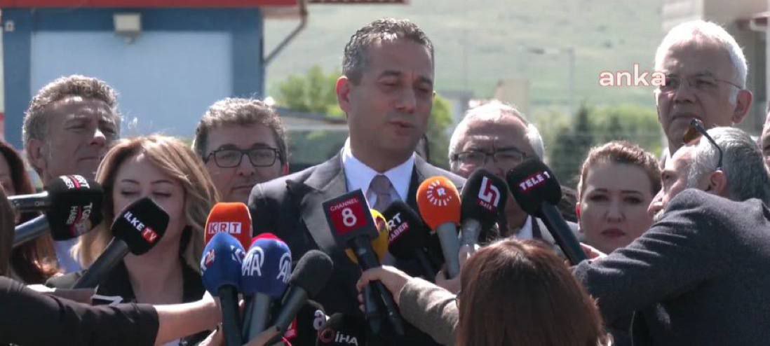 Selahattin Demirtaş'ın yargılandığı Kobani Davası'na katılan CHP Grup Başkanvekili Ali Mahir Başarır: Burada adalet bekliyoruz. 40 bin insanımızı şehit eden t₺rör örgütü ile bağlantısı olan, dağ kadrosunda yer alan, Kobani eylemlerinin talimat'ını veren t₺rörist'emi adalet??