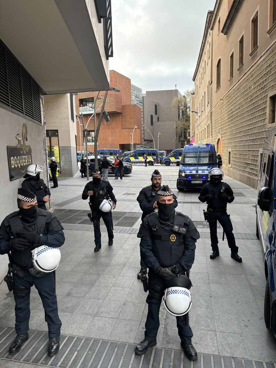 🛑*DESALLOTGEN LA TANCADA MIGRANT*🛑 Avui al matí han desallotjat l'edifici que hi ha al costat de l'Antiga Massana La Tancada on hi vivien més de 35 persones migrades. Convoquem a tothom a la concentració d'aquesta tarda 18:30h a la seu del districte de Ciutat Vella #Barcelona