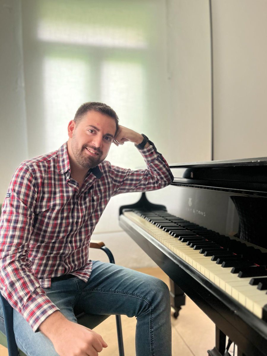 🎼 𝑪𝑶𝑴𝑼𝑵𝑰𝑪𝑨𝑫𝑶 𝑶𝑭𝑰𝑪𝑰𝑨𝑳||

Nuestra formación incorpora al grupo de profesorado a Sergio Román como profesor de armonia.