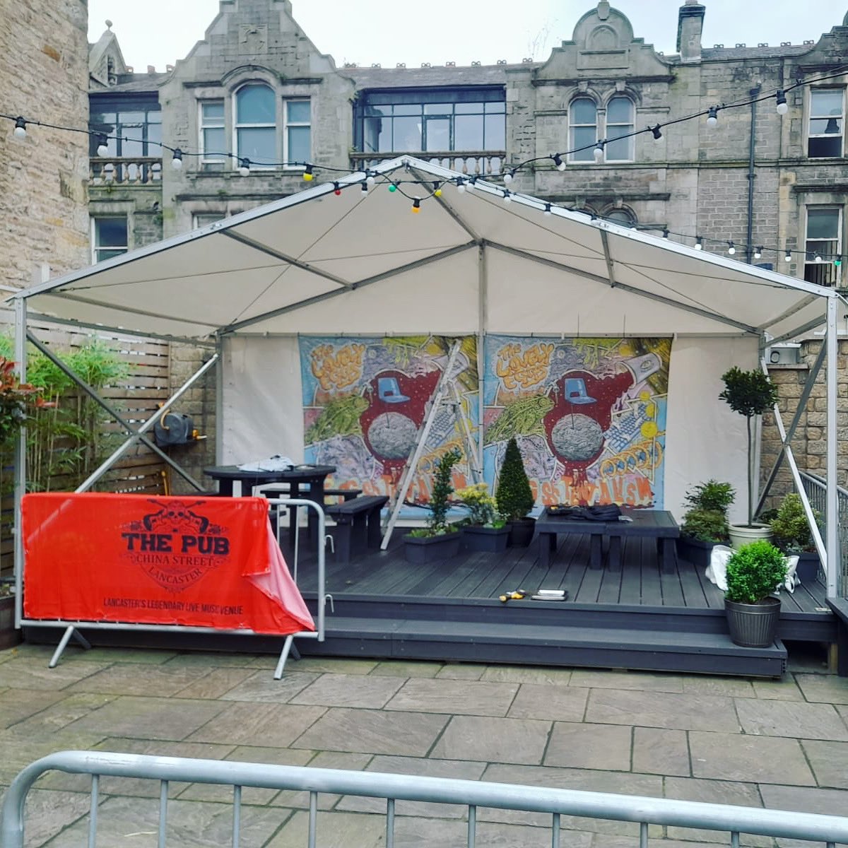 The stage is up for our FREE Lancaster show tomorrow at @PubLancaster Guaranteed entry when you buy an album from @hmvLancaster Otherwise turn up early and try yer luck on the door! Signing (and possibly a few tunes) at HMV tomoz at 12! hmv.com/live/the-lovel…