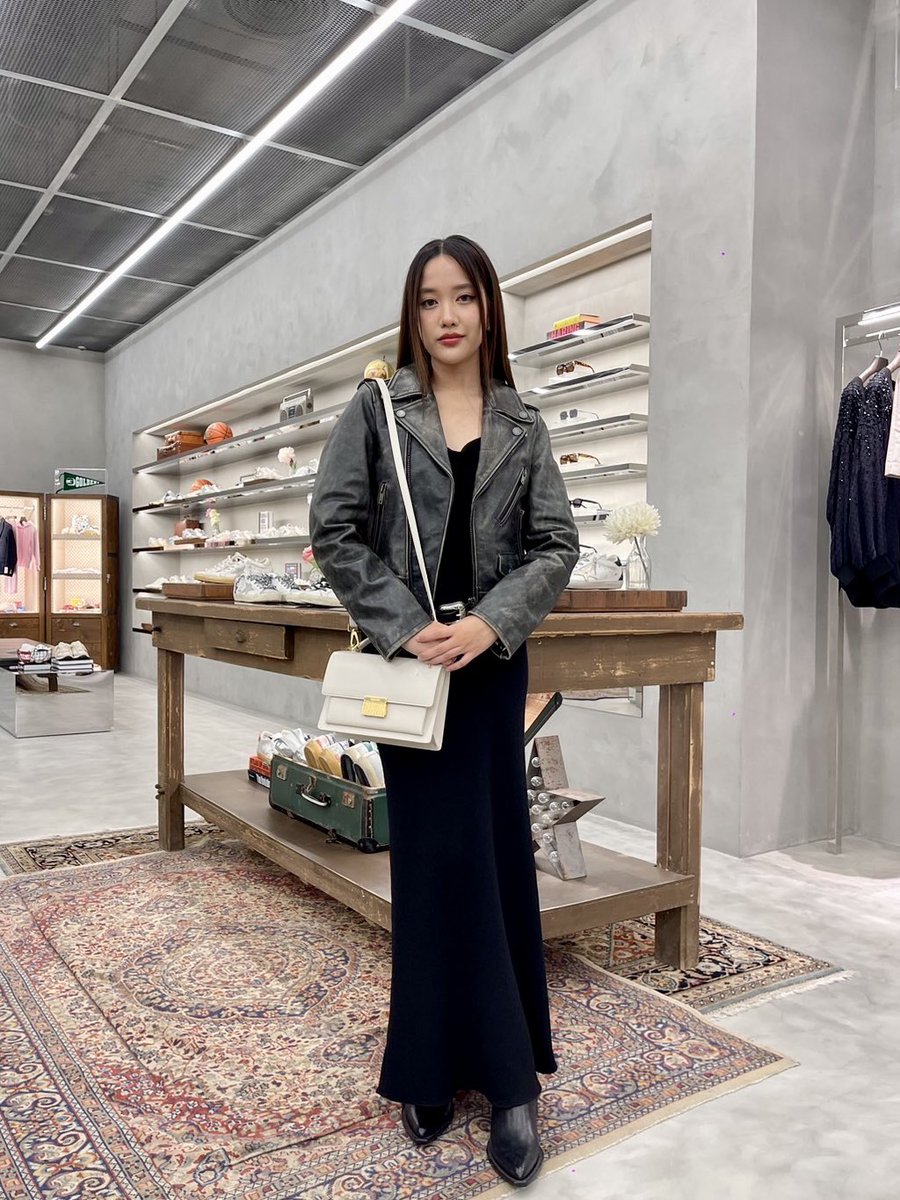 IDOLFACTORYTH's tweet image. ✨ภาพบรรยากาศ ฟรีน ร่วมงานเปิดตัว Golden Goose สโตร์ใหม่!
พร้อมบรรยากาศสุดคึกคักและเสียงกรี๊ดจากแฟนคลับ
👩🏻ฟรีนลุคนี้เป็นยังไงบ้าง ถูกใจทุกคนไหม? ^^
OPENING STORE WITH SAROCHA
#GoldenGooseFREEN