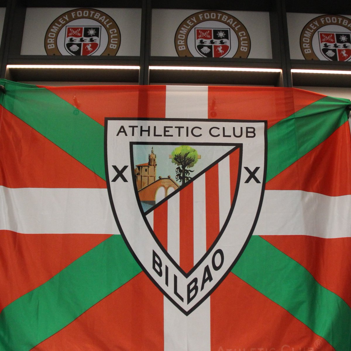 Congratulations to everyone at @AthleticClub 🙌

Athletic Bilbao kindly gifted us a retro shirt and flag ahead of our Non-League Day clash with York City in March, marking 111 years since the two played each other 🤝

Read more 👉 athletic-club.eus/en/news/2024/0…

#WeAreBromley