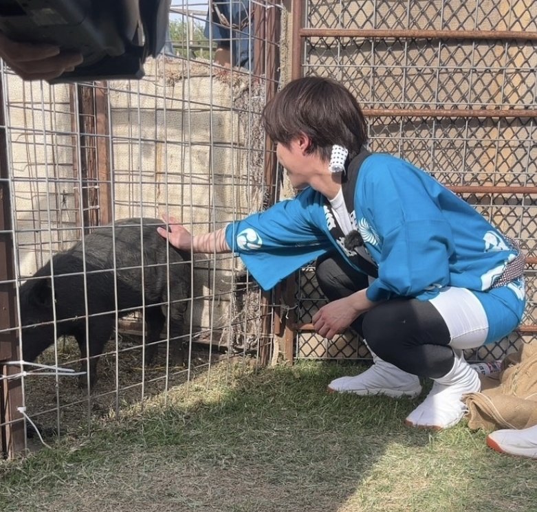 그래.. 카즈는 겁 먹어서 달려오는 멧돼지를 잡는 것 보단, 놀라지 않게 살며시 쓰다듬어주는 모습이 더욱 잘 어울리는 사람이야...🥺