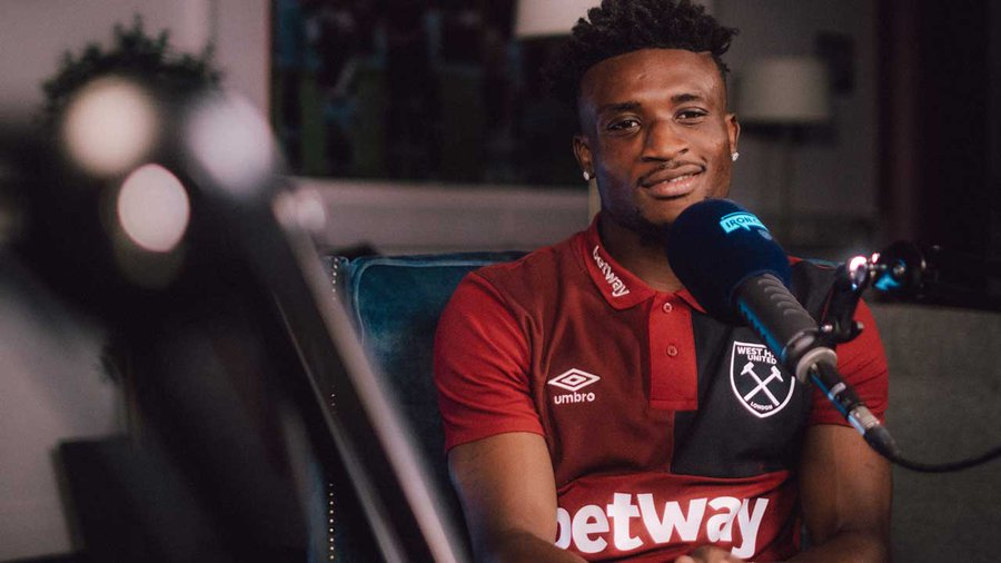 parteysznx's tweet photo. Reporter : "what will happen on Sunday"

Kudus: "I see my Ghanaian brother [Thomas Partey] lifting the PL trophy" https://t.co/vrpqUyka7w