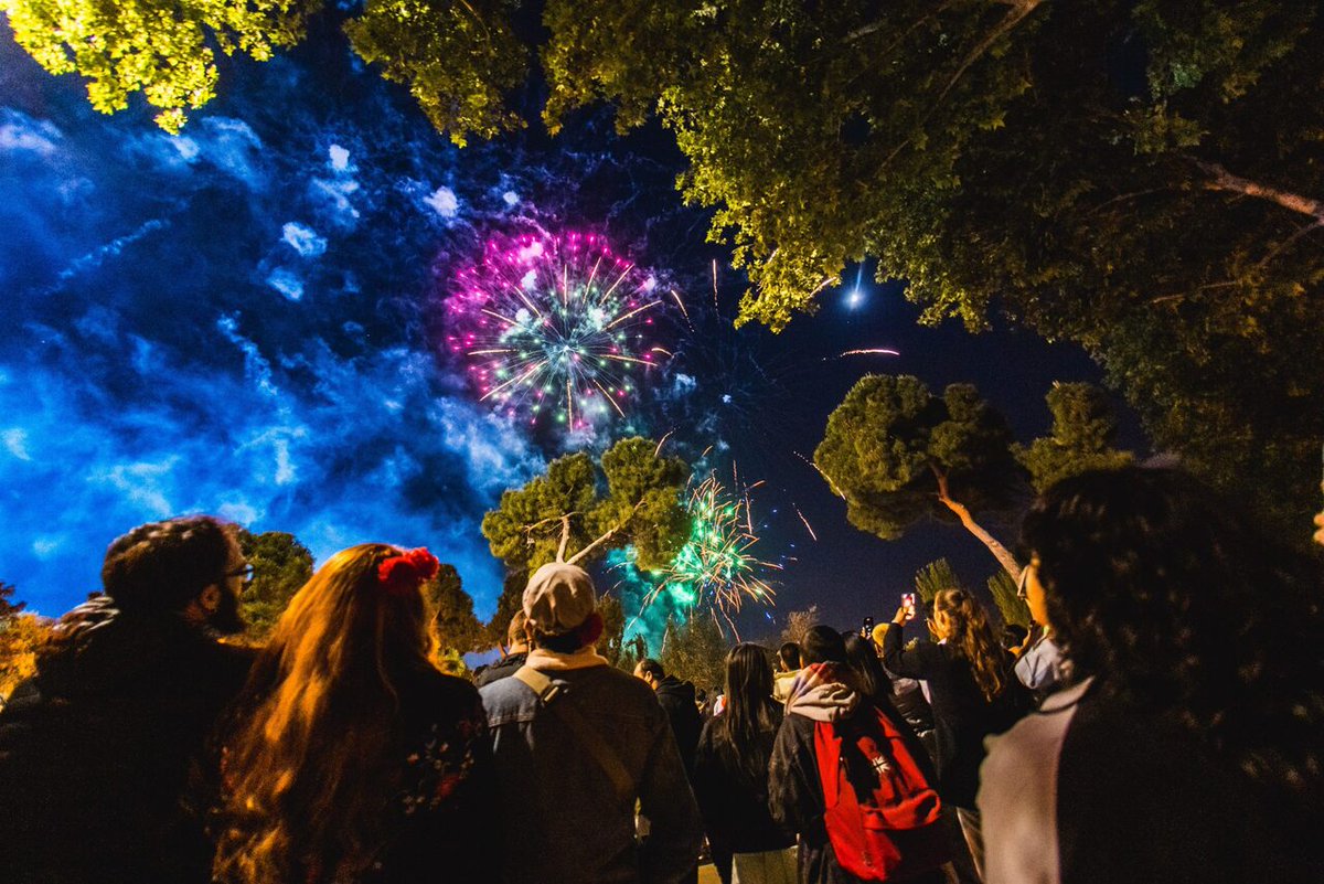 📢Finalizan las Fiestas de #SanIsidroMadrid2024 🎉 con un espectacular castillo de fuegos artificiales 🎆 ✅Fue el broche de oro a un amplio programa lleno de tradición, música y diversión 👉informate.madrid.es/azmsa1