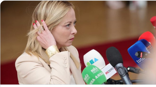 UGirovago77000's tweet photo. In Svezia si dimette un ministro per aver comprato 
con soldi pubblici un foulard alla moglie.
In Italia con 2 ministri rinviati a giudizio,
un sottosegretario rinviato a giudizio
4 presidenti di Regione rinviati a giudizio 
2 presidenti indagati
non si dimette nessuno
🆘🆘🆘 https://t.co/DKTq6yqdwz
