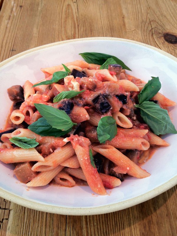 #RecipeOfTheDay is Penne with Aubergine/ Eggplant, Tomato, Chilli & Feta! nigella.com/recipes/penne-…