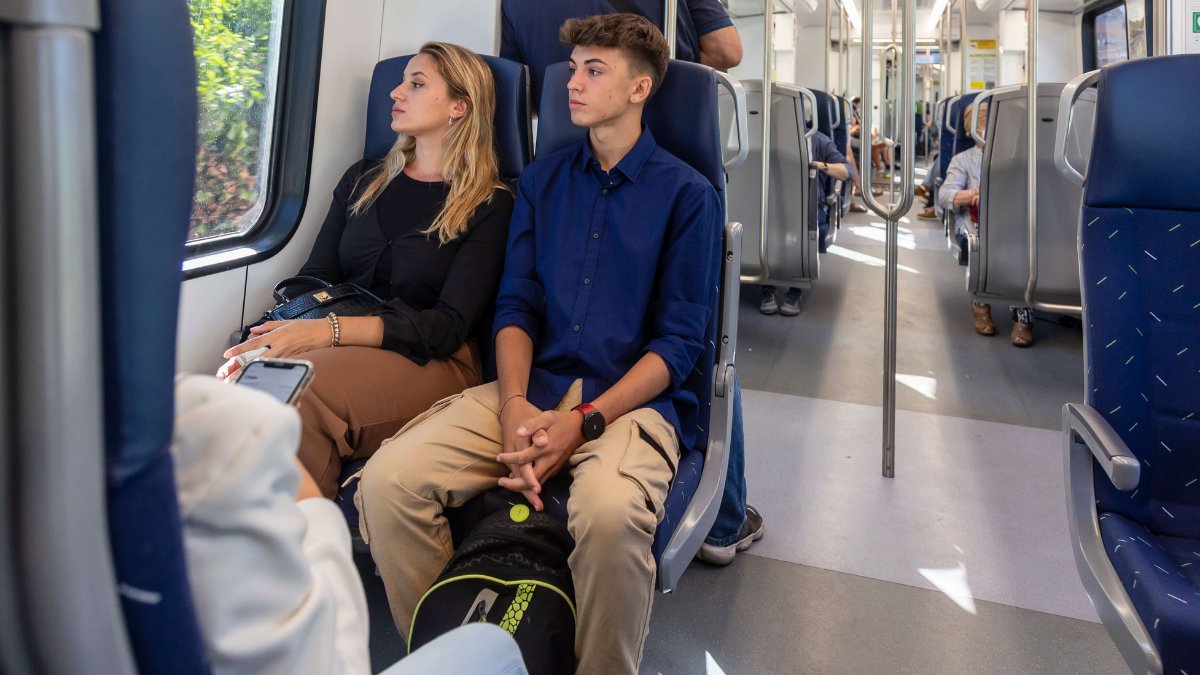 🗣️ Al tren, seure correctament és tenir respecte per a la resta de persones usuàries. ✅ No ocupis els seients amb les teves pertinences ni posis els peus al seient. ✅ No bloquegis zones de pas o seguis a les plataformes dels trens. ✅ Cedeix els seients reservats. #FGC