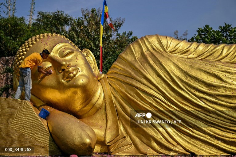 #Indonesia - A worker cleans a Buddha statue at the Maha Vihara Mojopahit temple in Mojokerto, ahead of the Vesak festival which commemorates the birth, enlightenment and death of Buddha. 📸 Juni KRISWANTO #AFP