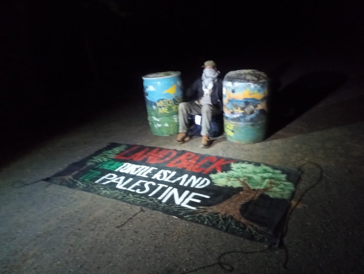 HAPPENING NOW! Pipeline fighter Mullein has locked themself to a barrel blockade on Honeysuckle Rd, blocking MVP's access to the pipeline easement, a work yard, and two access roads on Poor Mtn.

Join Mullein at a support rally by the blockade!

#NoMVP #NoPipelines #FreePalestine