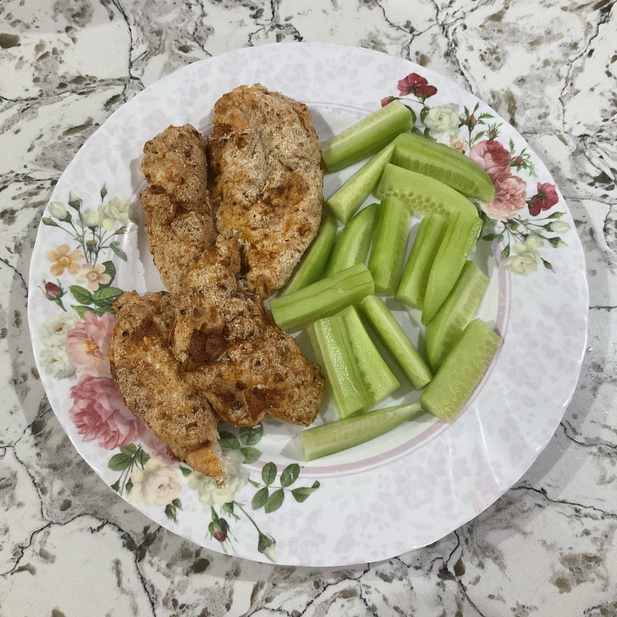 dinner! air fried chicken tenders and cucumber

284kcal, 55g protein, 1g carbs, 4g fats
