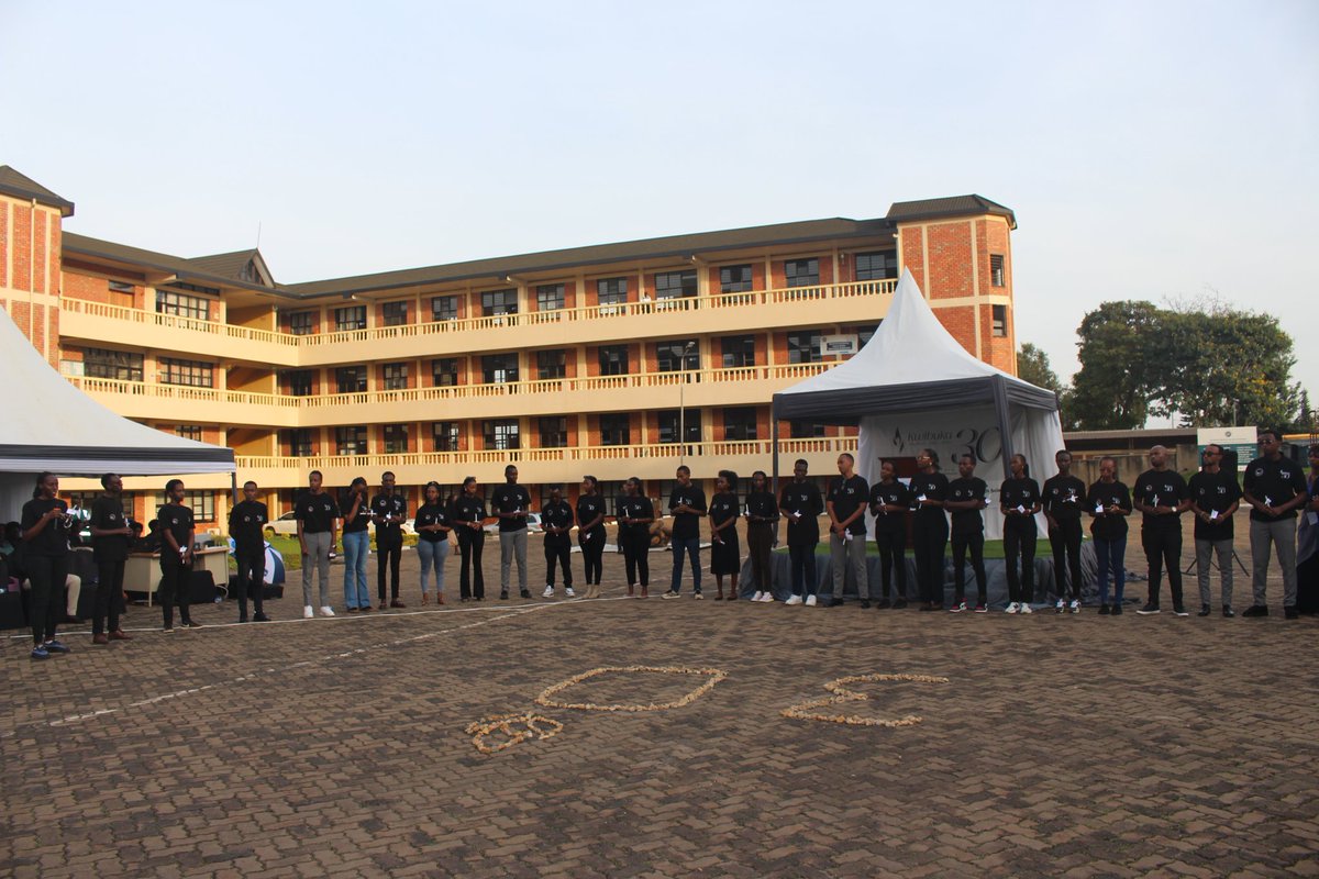 UR-CMHS held the 30th commemoration of the genocide committed against the tutsi with laying of wreaths at Kibagabaga genocide memorial and thereafter held an evening of remembrance at Remera campus.The Campus administrator led the college community in the ceremony. @Uni_Rwanda
