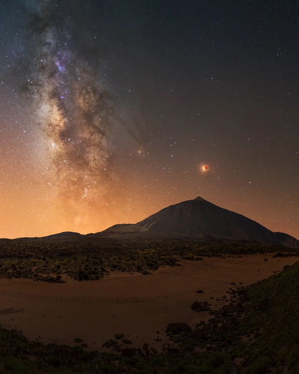 Hace justo dos años vivimos un eclipse total de luna. Esa noche pude tomar una de las fotografías más especiales de toda mi vida como fotógrafo, frente al Teide, con el eclipse y la Vía Láctea.