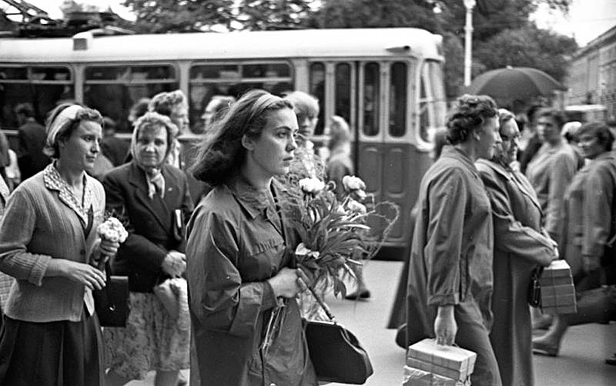 Girl with a bouquet. Photo by Vsevolod Tarasevich, Leningrad, 1965.