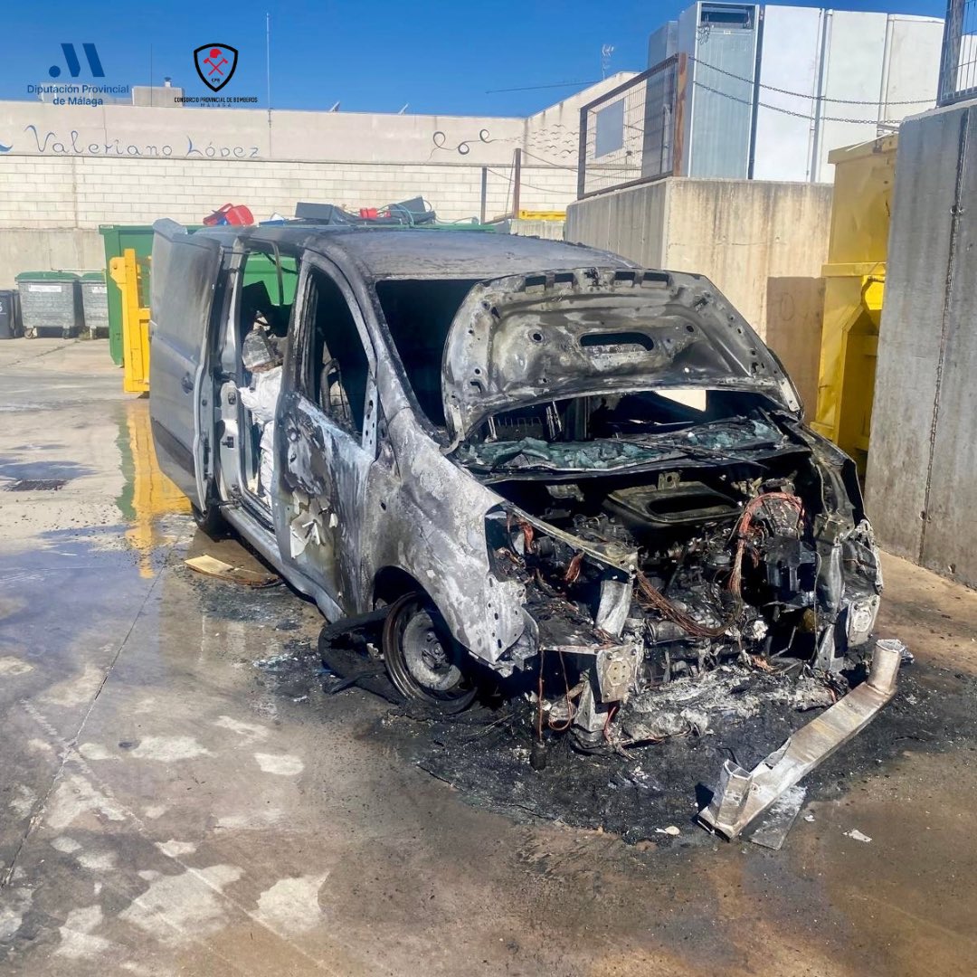 Intervenimos para sofocar el incendio de una furgoneta en el interior del punto limpio de #Estepona. El vehículo ha quedado completamente calcinado #CPBMálaga @diputacionMLG