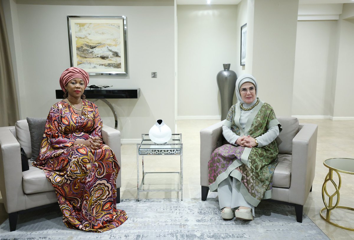 Emine Erdoğan, Sierra Leone Cumhurbaşkanı'nın eşi Fatima Maada Bio ile görüştü tccb.gov.tr/haberler/410/1…