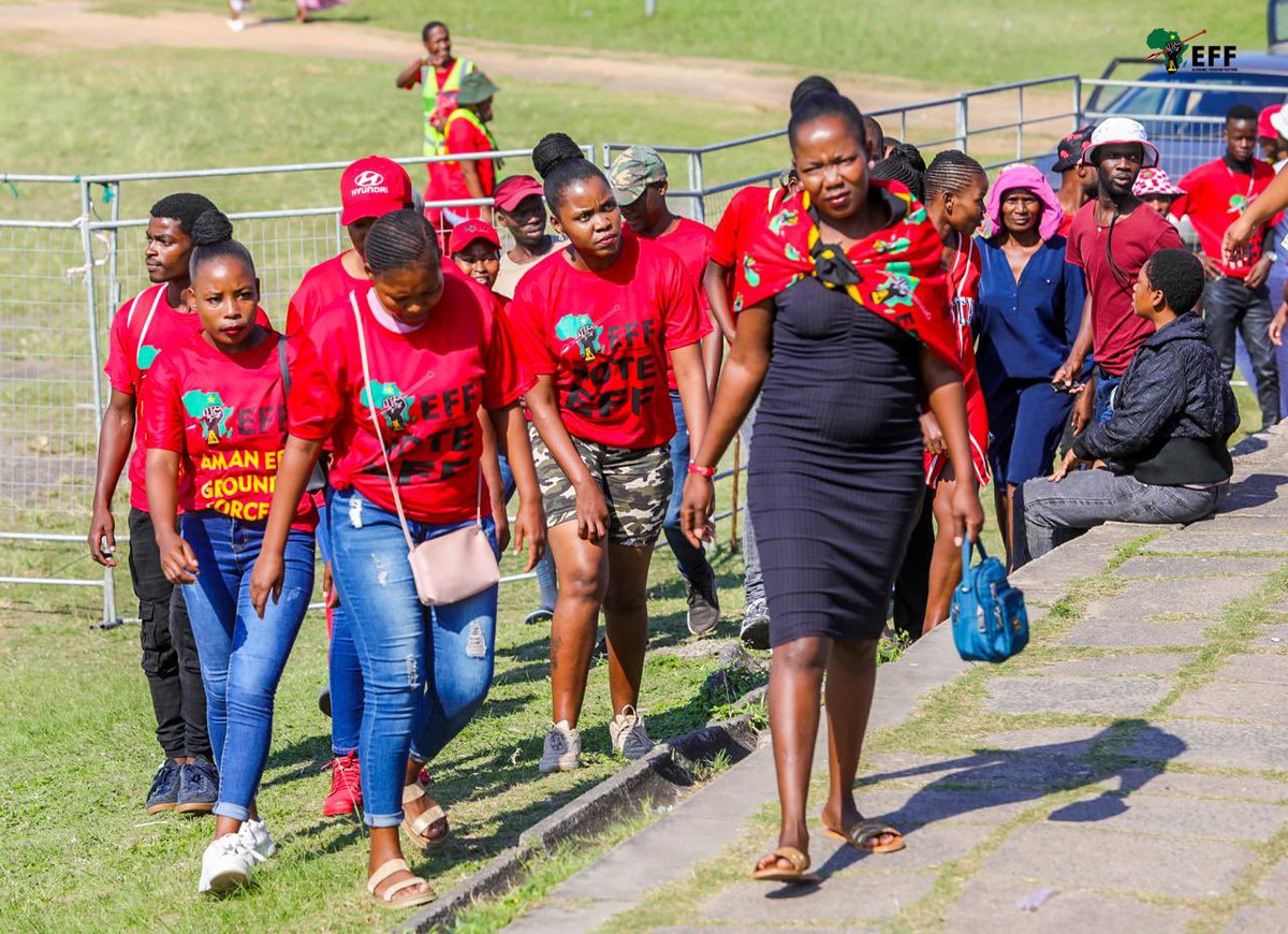 People of uMhlathuze are making their way into Eskhawini Tvet College, for a community meeting with President @Julius_S_Malema today. 

Watch Live on EFF Social Media Platforms. #VoteEFF #MalemaForSAPresident