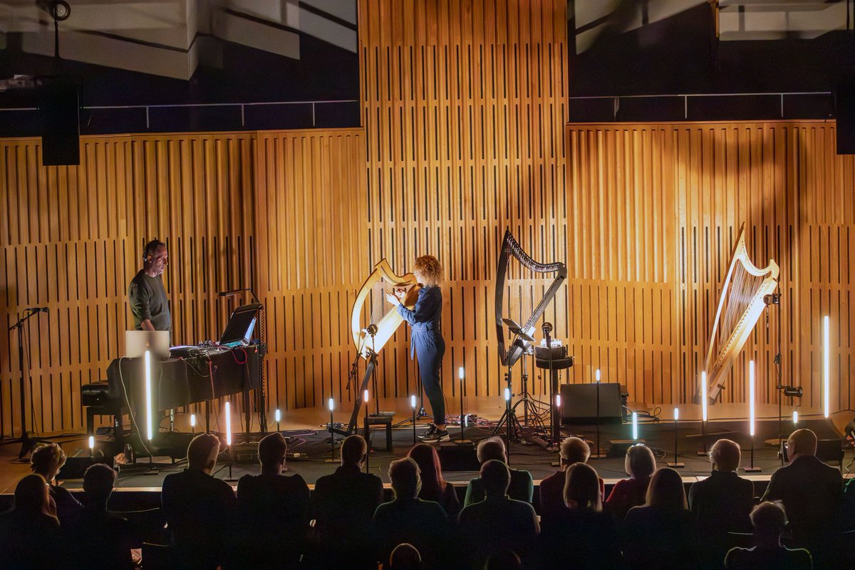 “FitkinWall gives a voice to all those who were and are still being forced into exile.” Live review of FitkinWall at @Howard_Assembly last night. @graham_fitkin @RuthWallharp Read about it on @godisinthetv godisinthetvzine.co.uk/2024/05/16/liv…