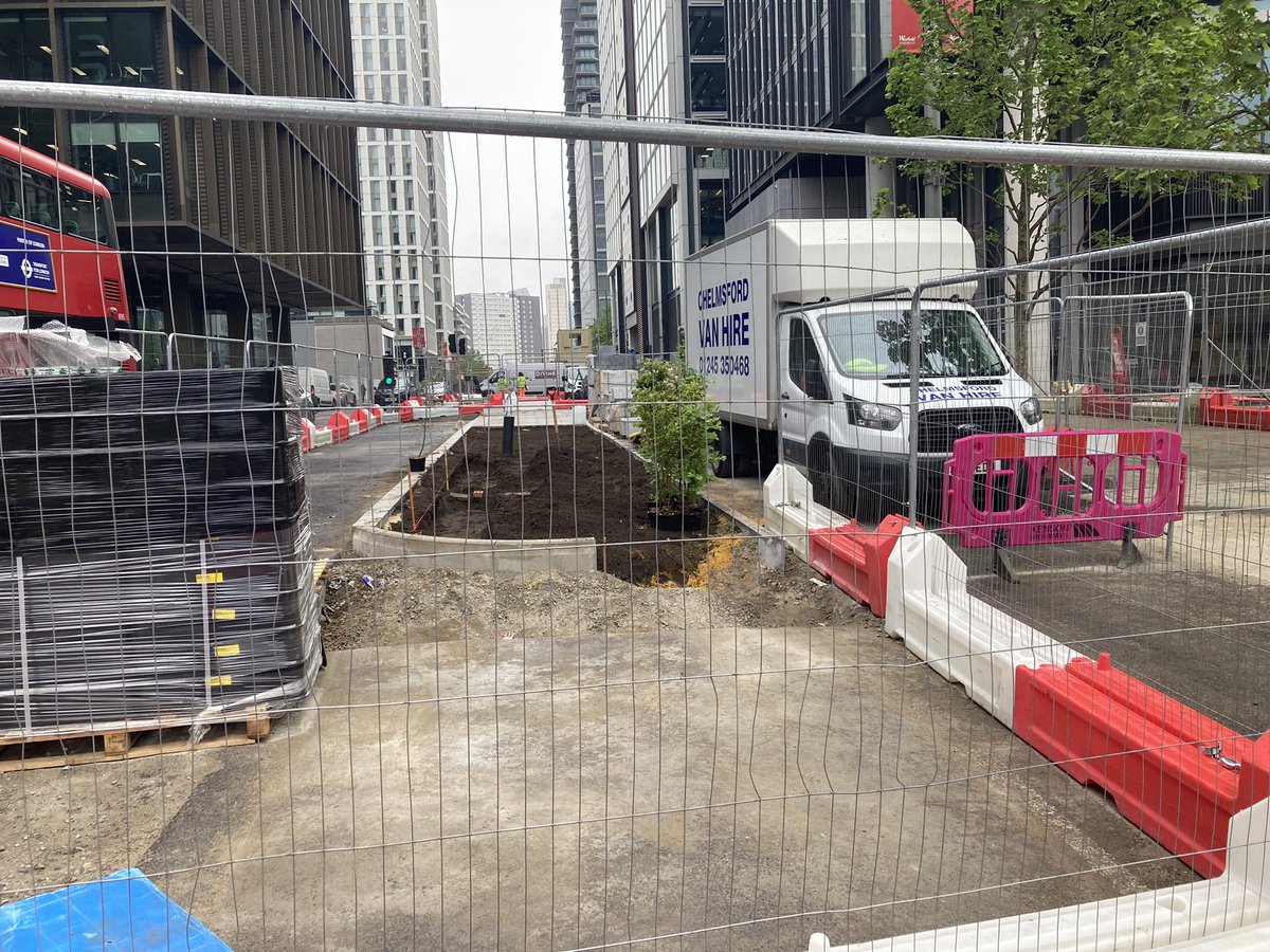 Fantastic to see the new protected cycle lanes, sustainable drainage and planting as part of @NewhamLondon’s transformation of this former duel carriageway in the Olympic Park. 🚲🚶‍♀️♿️💚⛈☘️🌳🌹 👏👏 @JamesAsser @rokhsanafiaz @noordinarypark