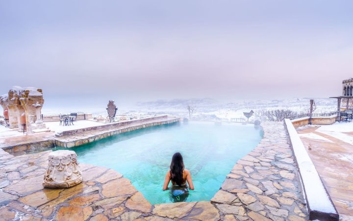 5⭐️ Cappadocia cave hotel with panoramic valley views and a heated pool! 🇹🇷🎈: This hotel is the only Relais & Chateaux member in Turkey and rates are sometimes over £1000 per night 💸 dlvr.it/T6yQcs