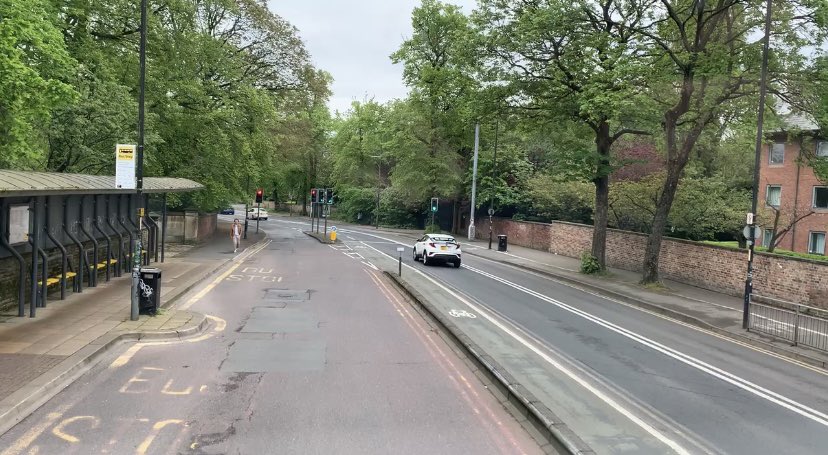 Just realised this no floating bus stops scheme will work well. As here👇 buses will have the unimpeded inside lane, cyclists a wide segregated lane well away from pedestrians boarding the buses. All to be replicated on the other side. So much space 👍