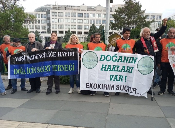 📍Ankara Ekoloji aktivistleri olarak dünya çapında madencilerin ağırlandığı altın madenciliğinin İliç'te yığının altından hala çıkarılamamış işçilerden zehirlenen su kaynaklarına kadar çok sayıda bedellerine işaret ederek protesto gerçekleştirdik. #ÜstünüKapamaMadeniKapat