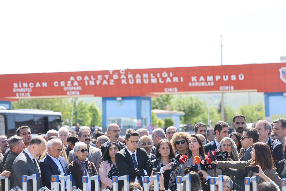 Genel Başkanımız Erkan Baş, Ankara İl Başkanımız Fırat Çoban, Parti Meclisi Üyelerimiz Ece Duru, İlke Kumartaşlıoğlu ve Ilgın Baran Öcal ile parti avukatlarımızdan oluşan heyetimiz, Kobane Kumpas Davası’nın bugünkü karar duruşmasına katıldı.