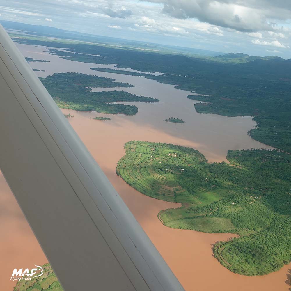 Devastating #floods in #Kenya have claimed 220+ lives & displaced over 210,000 since torrential rain from March, as per Kenya’s Ministry of Interior. @MafKenya has undertaken aerial survey flights on 9 & 10 May to gather as much data as possible to inform our partners’ response.