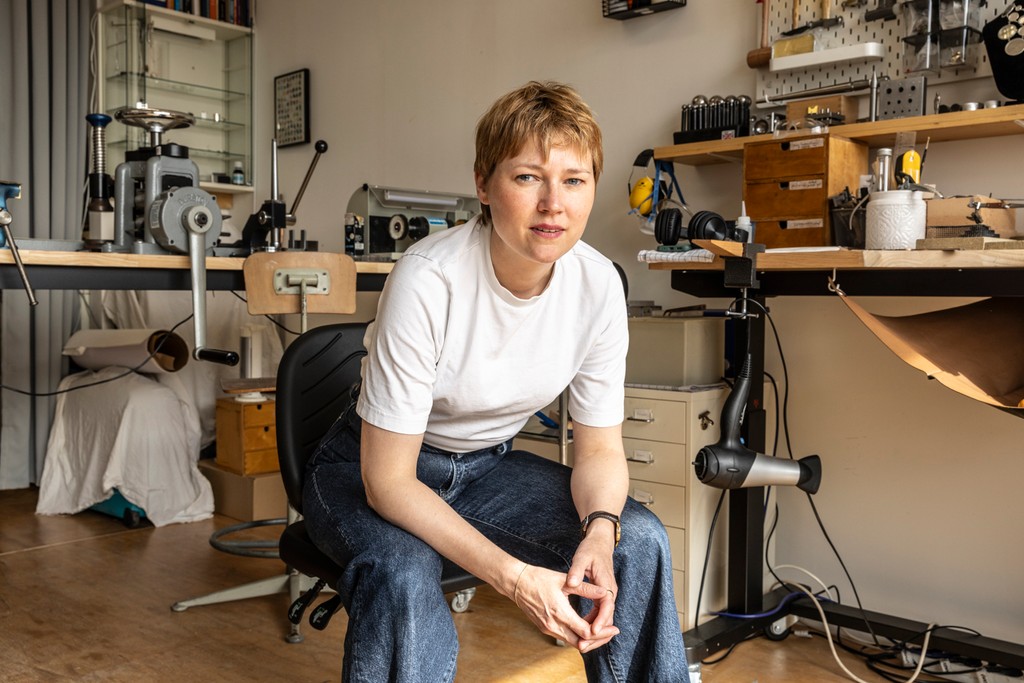 BospolderT's tweet photo. Sinds 8 jaar woont Ilse van der Laan samen met haar man op de Schiedamseweg. ⁠Ilse is sinds een jaar is ze goudsmid en maakt hele bijzondere sieraden en objecten. "Het heeft me gegrepen door het persoonlijke, je kan er verhalen in kwijt." Lees haar verhaal op onze insta/fb. https://t.co/m9EIU6JuBP