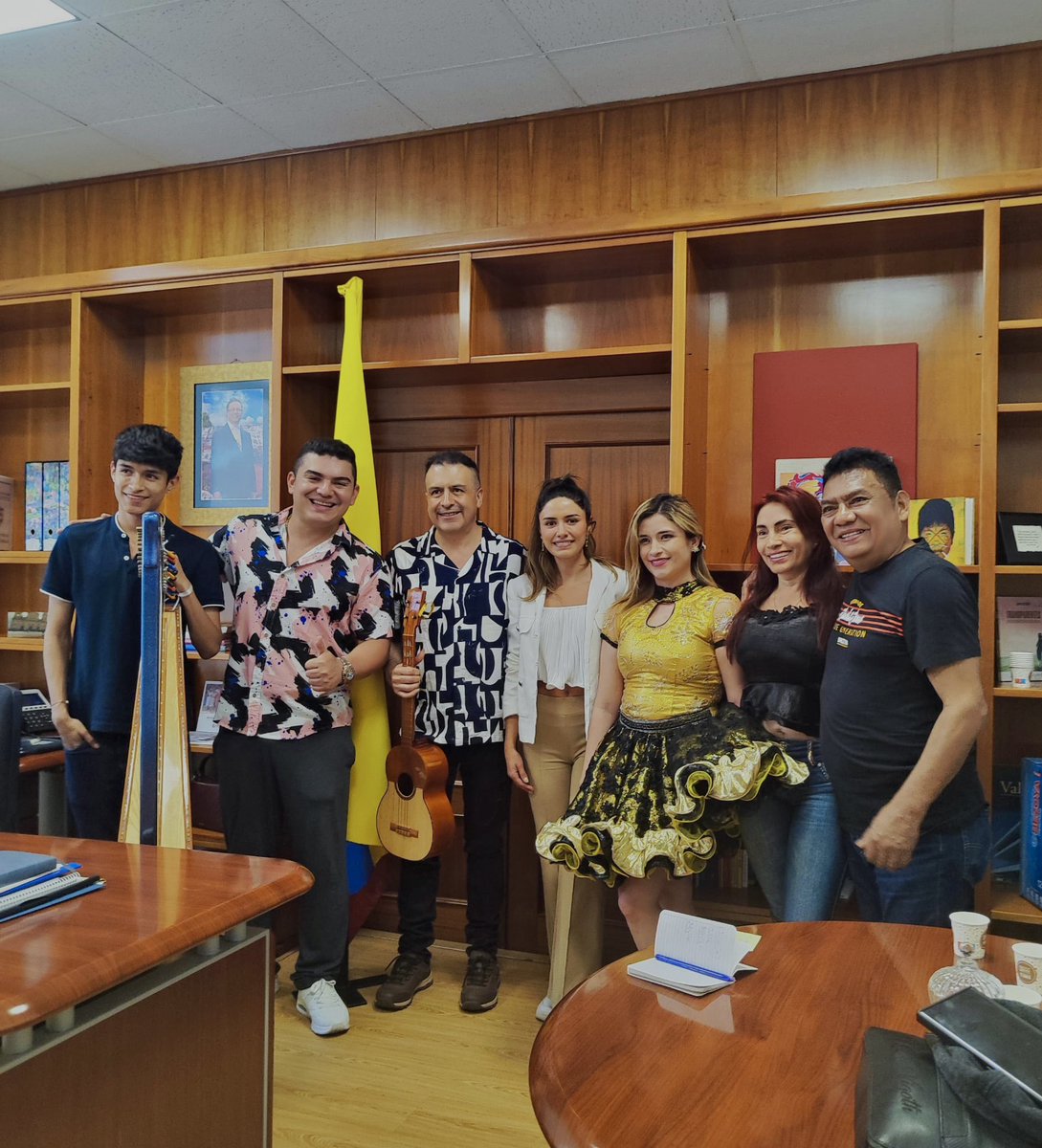 ConsColValEsp's tweet image. ¡Qué honor recibir la visita de Aries Vigoth en el Consulado! Ayer disfrutamos de una tarde inolvidable con uno de los grandes íconos del folclor llanero colombiano. Su visita nos llena de orgullo y alegría, recordándonos la riqueza de nuestra cultura 🌅🎶